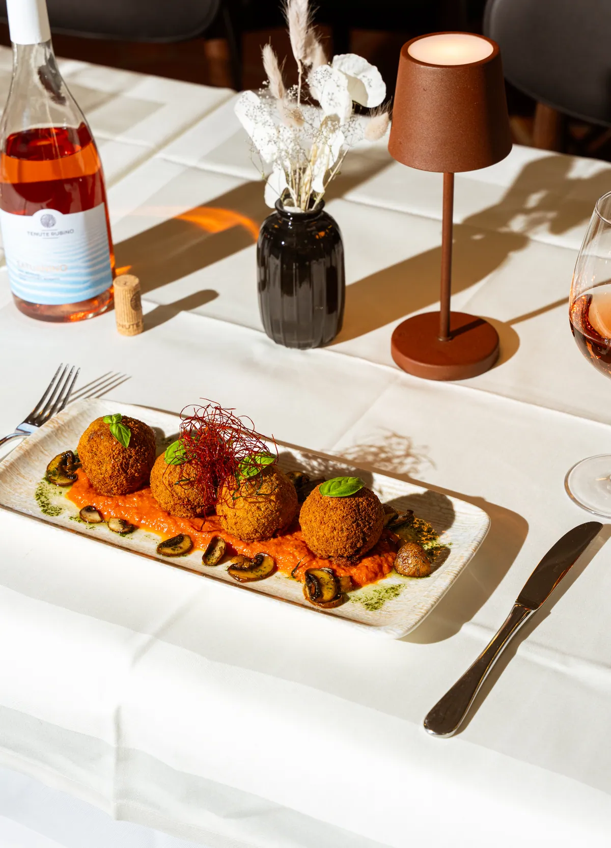 Knusprige Arancini auf Tomatensauce mit Pilzen im Restaurant Wies