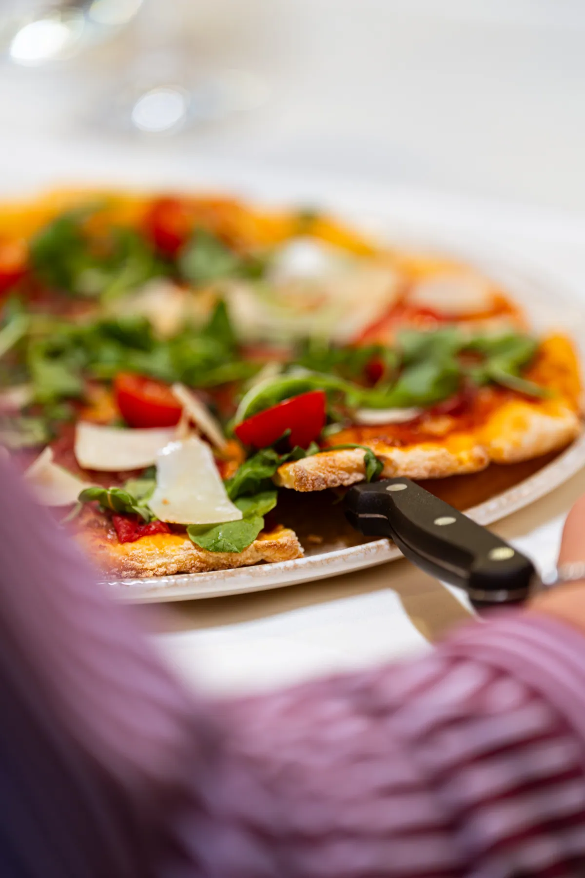 Frisch servierte Pizza mit Rucola und Parmesan