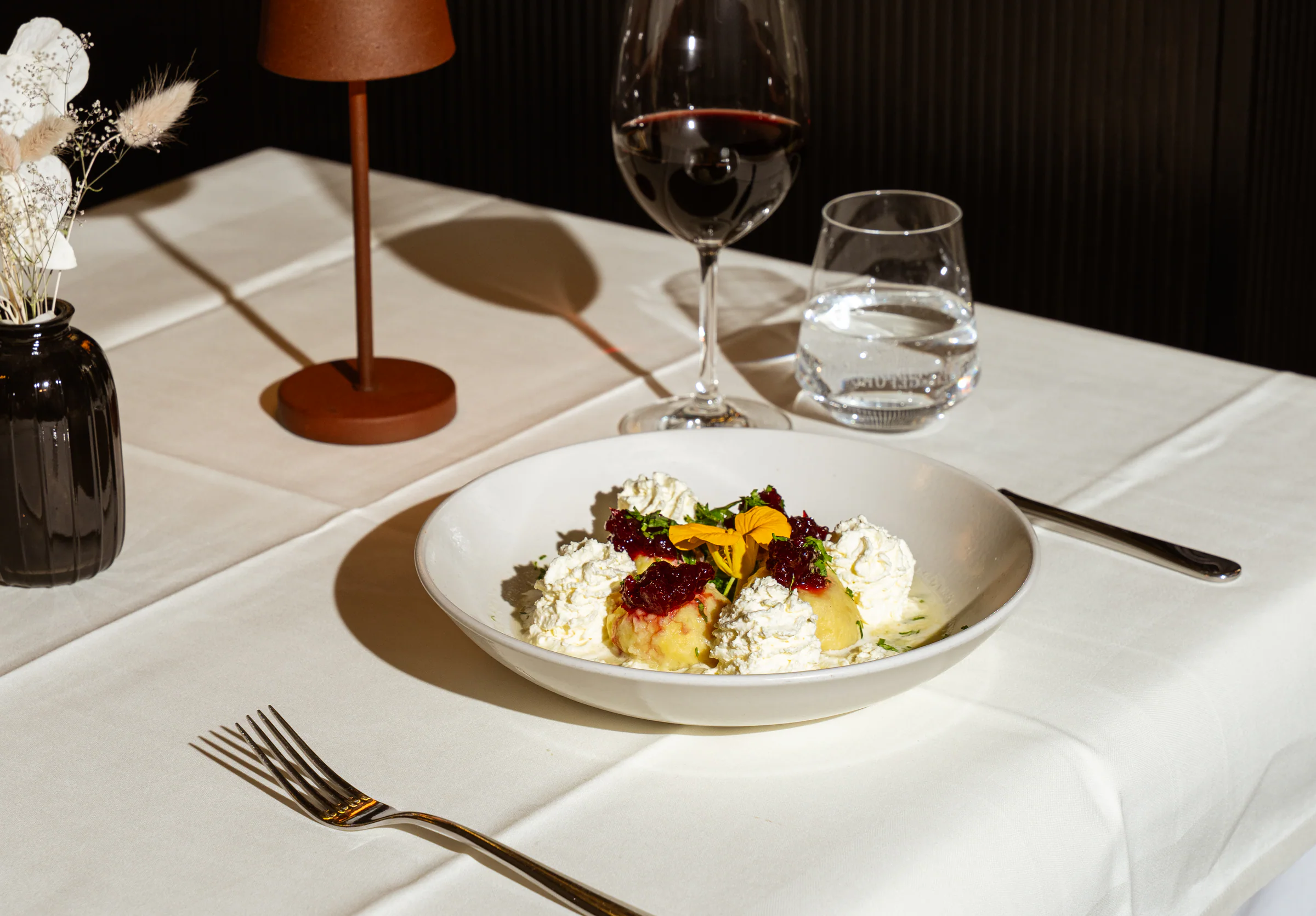 Hausgemachte Gnocchi, kunstvoll angerichtet im Restaurant Wies