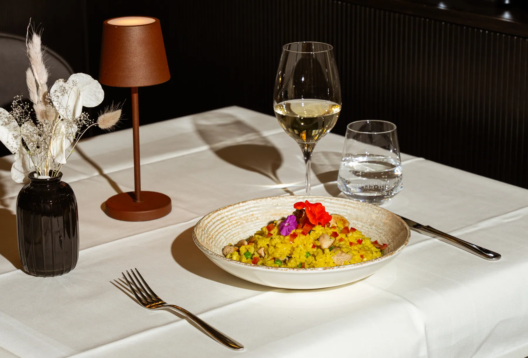 Safranrisotto mit Gemüse und essbaren Blüten im Restaurant Wies