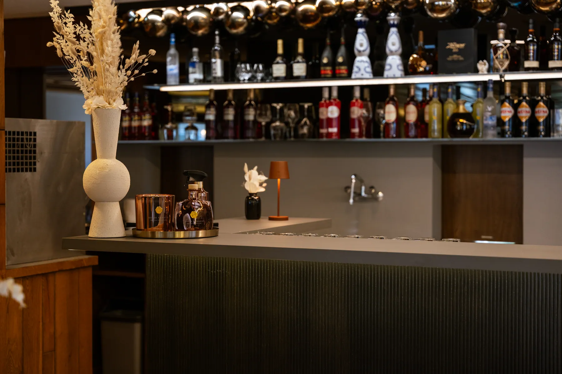 Dekoration und ausgewählte Spirituosen an der Bar