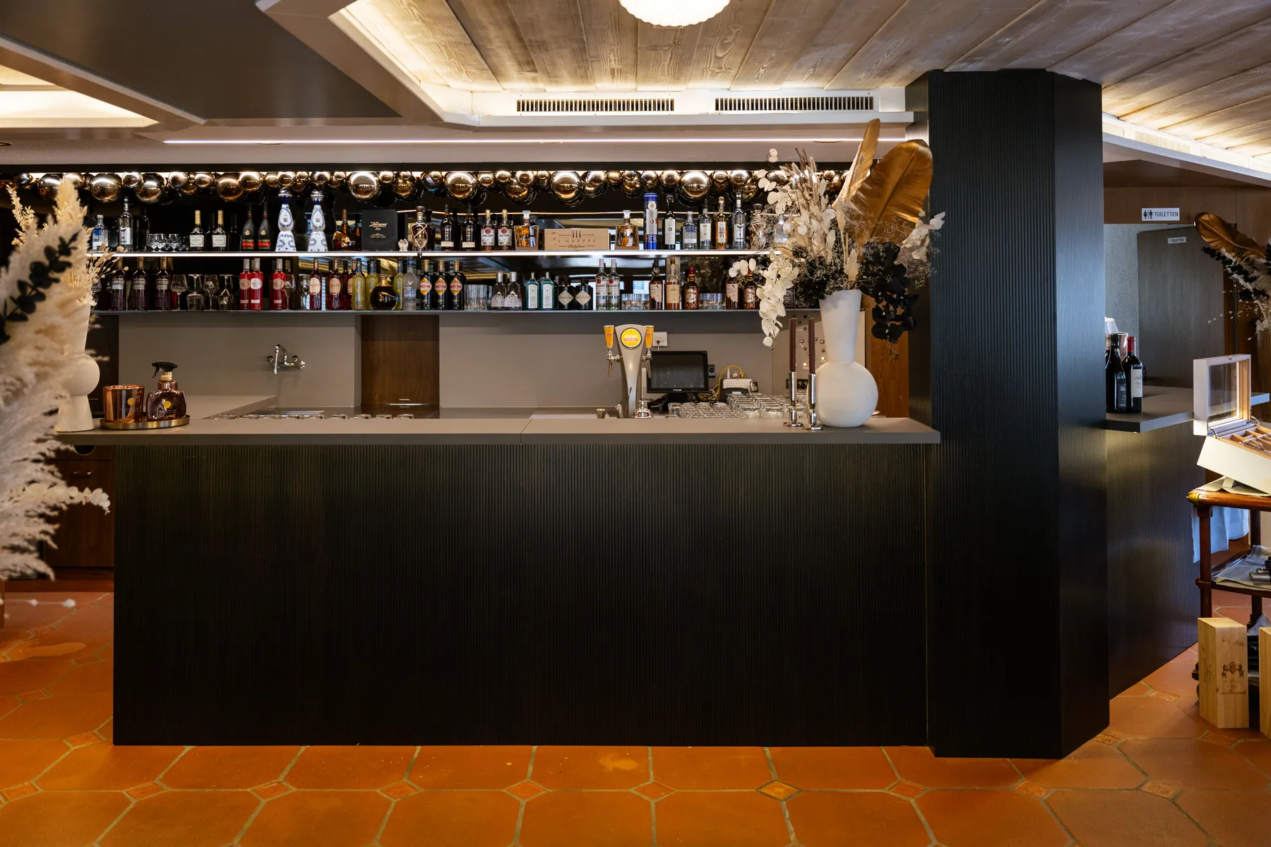 Moderne Bar mit grosser Auswahl an Spirituosen