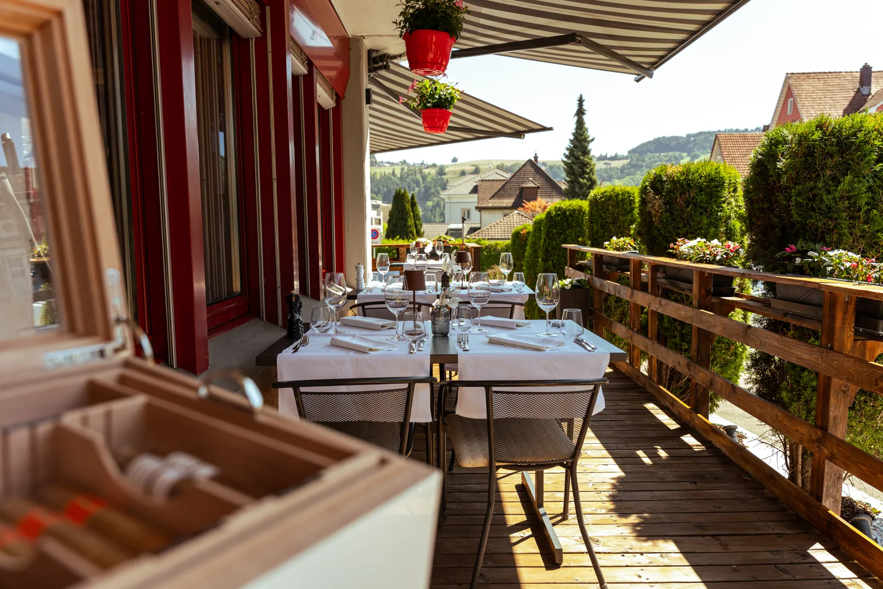 Gedeckte Tische auf der Terrasse mit Aussicht über Bütschwil