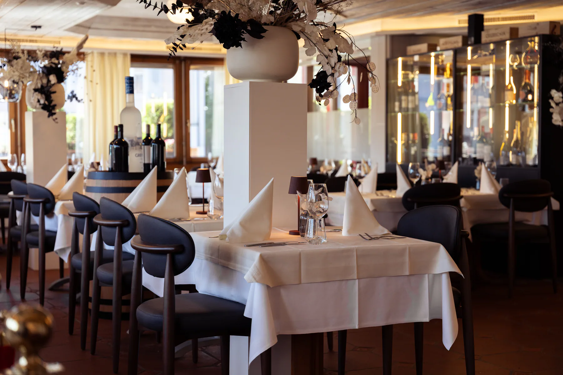 Speisesaal mit Weinauswahl im Restaurant-Pizzeria Wies