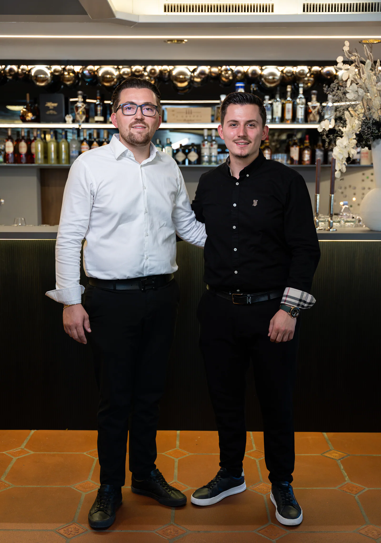 Sebastian und Fernard an der Bar des Restaurant-Pizzeria Wies